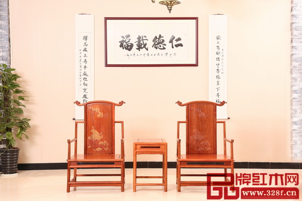 紅木家具是傳統文化的高端載體,與其相配的書畫也要講究文化內涵 紅木家具是傳統文化的高端載體,與其相配的書畫也要講究文化內涵