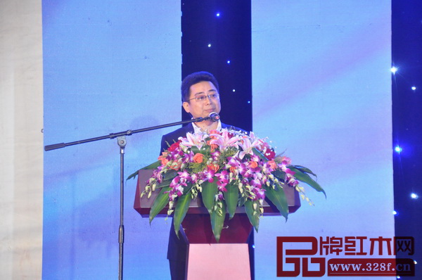 浙商建業高級總裁助理兼商管公司總裁沈斌代表東陽中國木雕城發表講話 浙商建業高級總裁助理兼商管公司總裁沈斌代表東陽中國木雕城發表講話