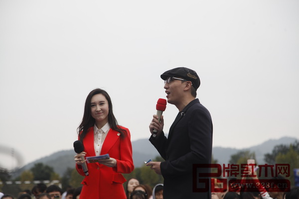 華少和李瑋作為公益大使主持了本次活動 華少和李瑋作為公益大使主持了本次活動