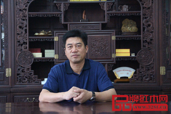 中國傳統(tǒng)工藝大師、東陽新明紅木董事長張新民精通木雕技術 中國傳統(tǒng)工藝大師、東陽新明紅木董事長張新民精通木雕技術