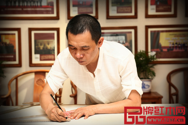 中國傳統(tǒng)工藝大師、中山波記家具董事長伍建波領導企業(yè)打造“光身”環(huán)保家具 中國傳統(tǒng)工藝大師、中山波記家具董事長伍建波領導企業(yè)打造“光身”環(huán)保家具