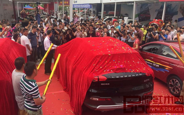 名牌新款汽車發布現場吸引了眾多游客圍觀拍照 名牌新款汽車發布現場吸引了眾多游客圍觀拍照