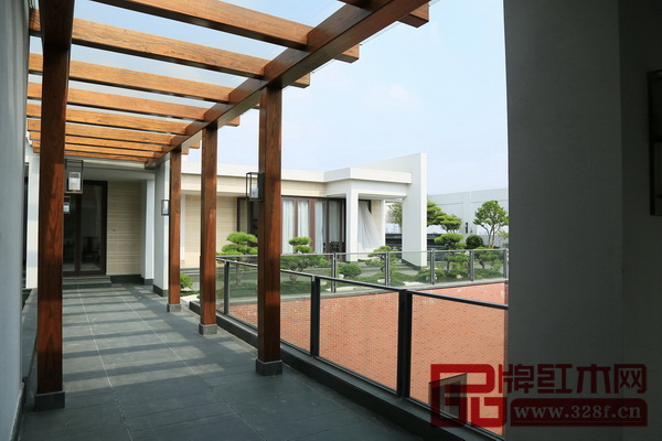 區(qū)氏臻品明清家具藝術(shù)館每個(gè)場(chǎng)景都經(jīng)過精心設(shè)計(jì),具有現(xiàn)代化國際范 區(qū)氏臻品明清家具藝術(shù)館每個(gè)場(chǎng)景都經(jīng)過精心設(shè)計(jì),具有現(xiàn)代化國際范