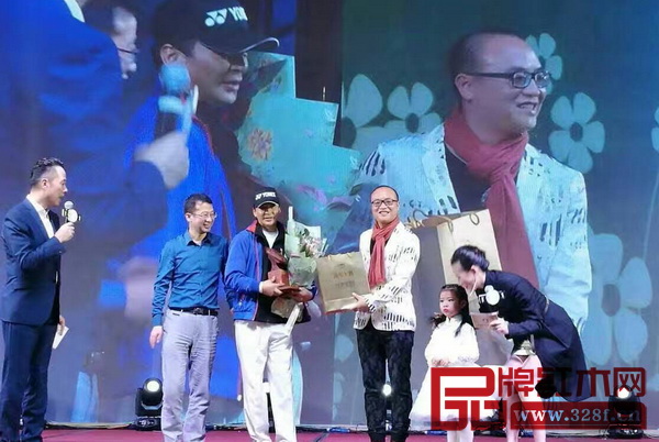 卓木王紅木總經理杜長江上臺上臺領取全明星公益賽“特約贊助伙伴獎” 卓木王紅木總經理杜長江上臺上臺領取全明星公益賽“特約贊助伙伴獎”