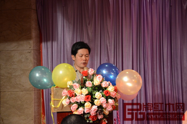 五華縣紅木家具行業協會首任會長張錫復做重要講話 五華縣紅木家具行業協會首任會長張錫復做重要講話