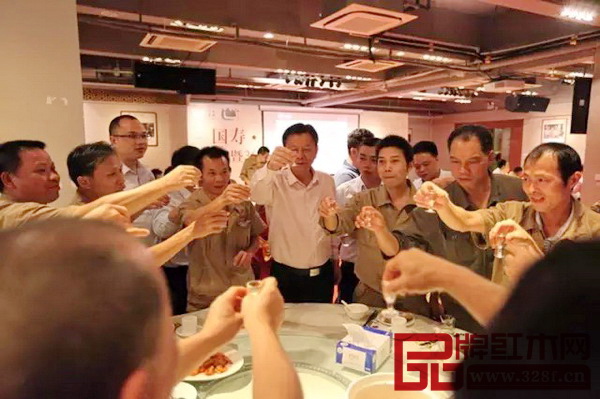 國壽紅木董事長陳國壽為員工鼓勁 國壽紅木董事長陳國壽為員工鼓勁