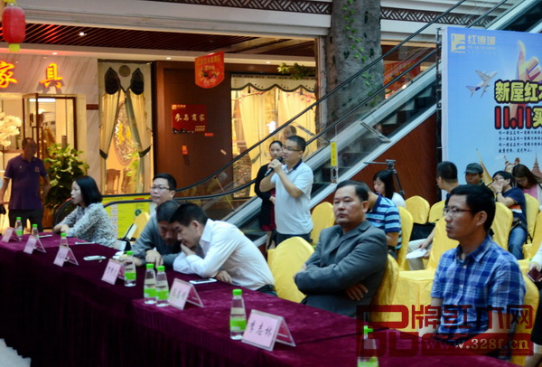 瓷扇繡首次聯展新聞發布會現場設置記者提問環節,記者代表向活動主辦方提出問題 瓷扇繡首次聯展新聞發布會現場設置記者提問環節,記者代表向活動主辦方提出問題
