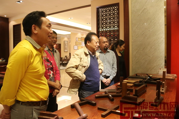 杜世祿教授(右三)在集古韻今董事長陳新平(左一)、技術總監(jiān)陳正民(右二)的陪同下,參觀集古韻今10000㎡精品紅木文化體驗館 杜世祿教授(右三)在集古韻今董事長陳新平(左一)、技術總監(jiān)陳正民(右二)的陪同下,參觀集古韻今10000㎡精品紅木文化體驗館