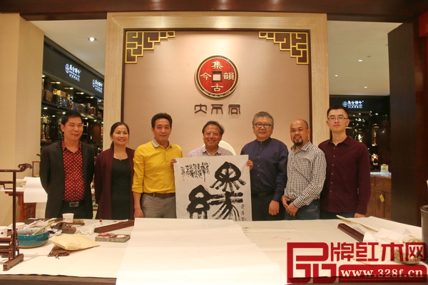 國家一級美術師杜世祿教授(中)、廣東省工藝美術研究所副所長、高級工藝美術師陳希教授(右三)蒞臨集古韻今(大不同)參觀指導 國家一級美術師杜世祿教授(中)、廣東省工藝美術研究所副所長、高級工藝美術師陳希教授(右三)蒞臨集古韻今(大不同)參觀指導