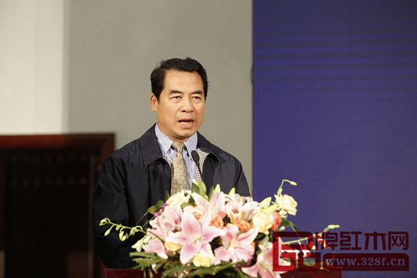 中國林業產業聯合會副會長兼秘書長王滿宣布活動正式開幕 中國林業產業聯合會副會長兼秘書長王滿宣布活動正式開幕
