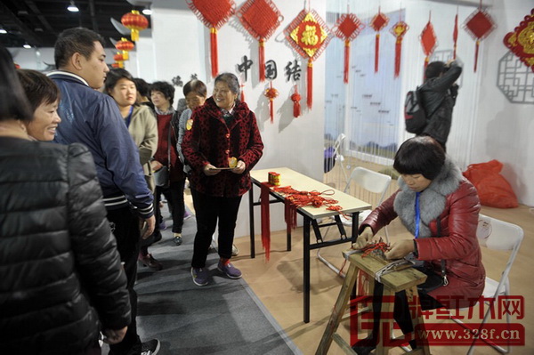 國際會展中心非遺展區吸引了眾多參觀者 國際會展中心非遺展區吸引了眾多參觀者