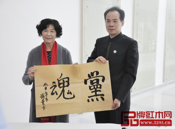 嵇錫貴大師(左)為中山市黨校揮毫筆墨題詞,中山市委黨校黨委書記、常務副校長黃紅全與其合影留念 嵇錫貴大師(左)為中山市黨校揮毫筆墨題詞,中山市委黨校黨委書記、常務副校長黃紅全與其合影留念