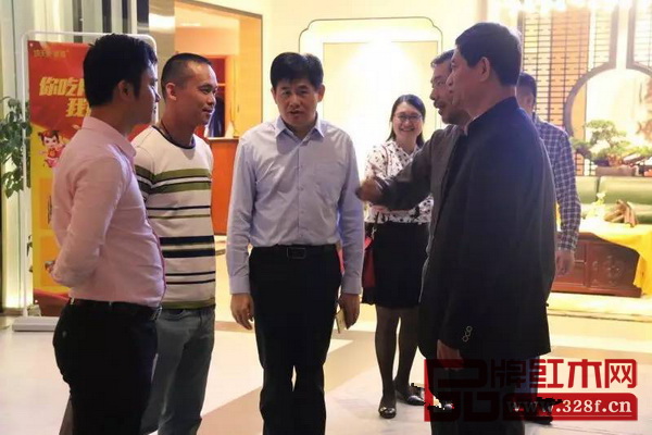 天工雋品董事長林子昌（左二）親自接待中國家具協會理事長朱長嶺（右一）和原中山市大涌鎮黨委委員謝巧明（中）