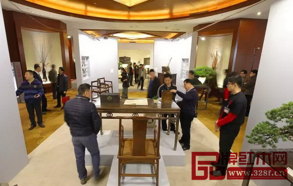 不少家具收藏者在預(yù)展期間駐足觀看賣品