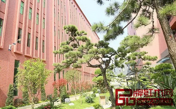 工廠和展廳大樓之間的山水園林把現代建筑的宏偉又稍微斂藏,行走其間仿佛能感受時空的縱深 工廠和展廳大樓之間的山水園林把現代建筑的宏偉又稍微斂藏,行走其間仿佛能感受時空的縱深