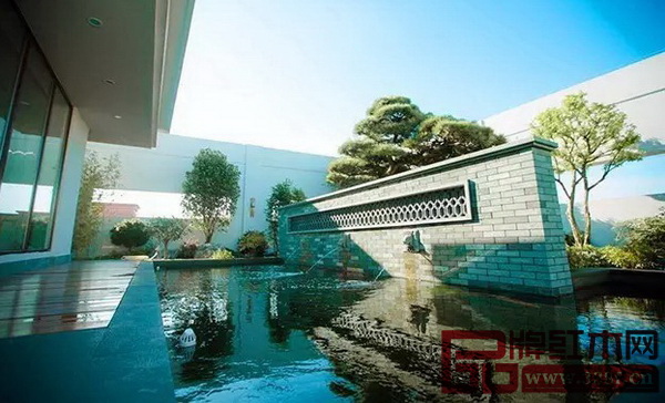 新展廳6層的私人會所里有一方小池，池水叮咚，錦鯉暢游