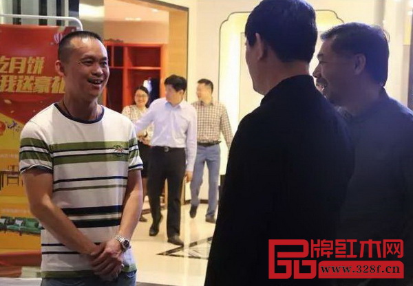 朱長嶺理事長(右)與天工雋品董事長林子昌(左)就天工雋品未來的發展進行了深入的交流 朱長嶺理事長(右)與天工雋品董事長林子昌(左)就天工雋品未來的發展進行了深入的交流