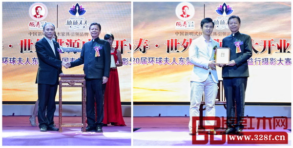 五件拍賣作品悉數拍出，圖為中國傳統工藝大師、國壽紅木董事長陳國壽與部分拍得者東莞市名家居世博園總經理許宗彤（左圖），全聯藝術紅木家具專委會執行會長、弘木傳媒CEO林偉華（右圖）合影留念