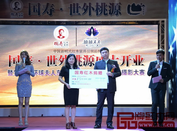 國壽紅木總經理陳衛棠（右）為女商木蘭基金代表、東莞市女企業家商會副會長李思梅（左）捐贈拍賣善款