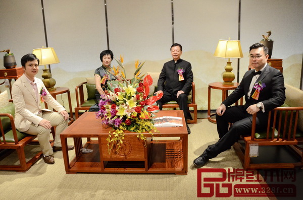 中國傳統工藝大師、國壽紅木董事長陳國壽（右二）、國壽紅木董事長夫人倫群章（左二）、國壽紅木副董事長陳淦凡（右一）與全聯藝術紅木家具專委會執行會長、弘木傳媒CEO林偉華（左一）合影留念