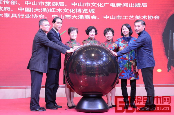 中山市委常委、宣傳部長唐穎(左二),中山市公共外交協(xié)會(huì)會(huì)長韓澤生(右二),中山市大涌鎮(zhèn)黨委書記郭叢樞(左一),紅博城董事長林孟禮(右一)以及“中國藝術(shù)三姐妹”嵇錫貴(中)、陳水琴(左三)、孫亞青(右三)共同啟動(dòng)G20國禮瓷扇繡聯(lián)展 中山市委常委、宣傳部長唐穎(左二),中山市公共外交協(xié)會(huì)會(huì)長韓澤生(右二),中山市大涌鎮(zhèn)黨委書記郭叢樞(左一),紅博城董事長林孟禮(右一)以及“中國藝術(shù)三姐妹”嵇錫貴(中)、陳水琴(左三)、孫亞青(右三)共同啟動(dòng)G20國禮瓷扇繡聯(lián)展