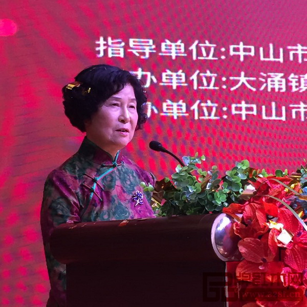 中國工藝美術(shù)大師、G20國宴用瓷畫面總設(shè)計(jì)師嵇錫貴在啟動(dòng)儀式上致辭