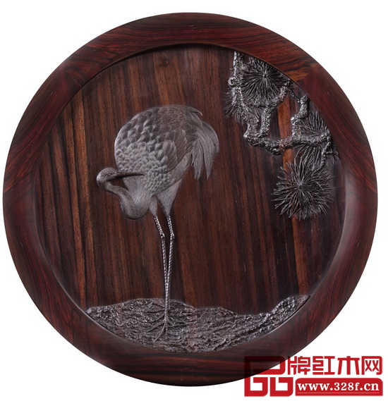 泰和園十分注重絲翎檀雕技藝傳承與創新，因此對細節要求也極為苛刻。圖選自《松鶴延年茶桌》椅靠背局部