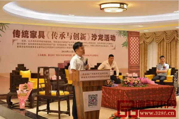 大澤鎮紅木家具協會會長鐘超雄發表講話