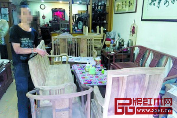 犯罪嫌疑人冼某和他盜竊的紅木家具