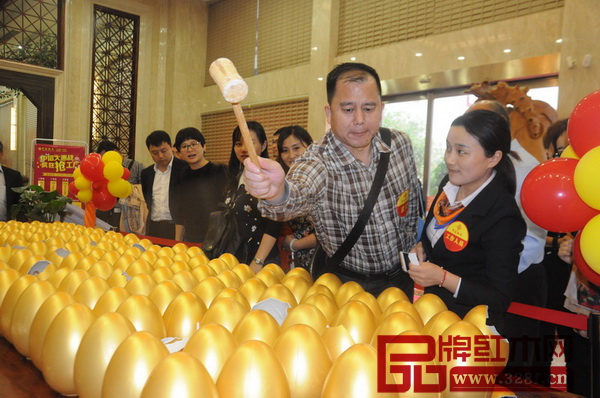活動現場消費者砸金蛋環節 活動現場消費者砸金蛋環節