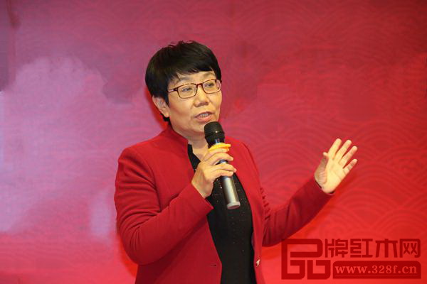 山東省家具協會會長牛廣霞為山東紅木專委會2016年會作總結發言 山東省家具協會會長牛廣霞為山東紅木專委會2016年會作總結發言
