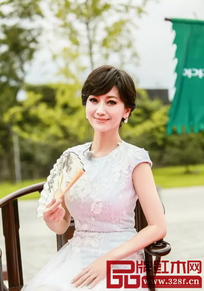 趙雅芝坐在紅木圈椅上盡顯優(yōu)雅氣質(zhì),絲毫不減當(dāng)年“白娘子”的風(fēng)彩。 趙雅芝坐在紅木圈椅上盡顯優(yōu)雅氣質(zhì),絲毫不減當(dāng)年“白娘子”的風(fēng)彩。