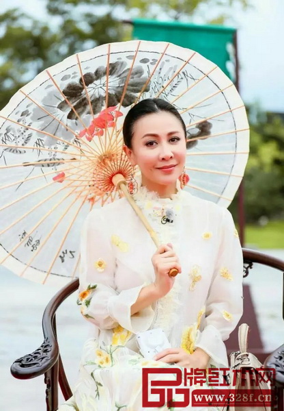 氣場(chǎng)強(qiáng)大的劉嘉玲,坐在紅木家具椅上更顯貴婦范兒 氣場(chǎng)強(qiáng)大的劉嘉玲,坐在紅木家具椅上更顯貴婦范兒