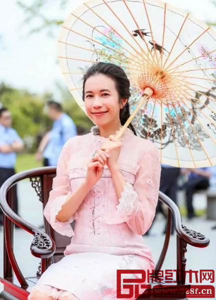 莫文蔚撐著一把油紙傘的姑娘,坐上紅木圈椅盡顯鄰家少女的嬌羞 莫文蔚撐著一把油紙傘的姑娘,坐上紅木圈椅盡顯鄰家少女的嬌羞