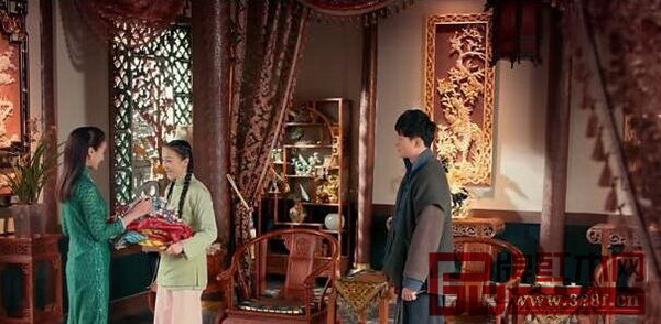 圈椅、花幾架、博古架、桌案等典型的紅木家具的身影隨處可見(jiàn) 圈椅、花幾架、博古架、桌案等典型的紅木家具的身影隨處可見(jiàn)