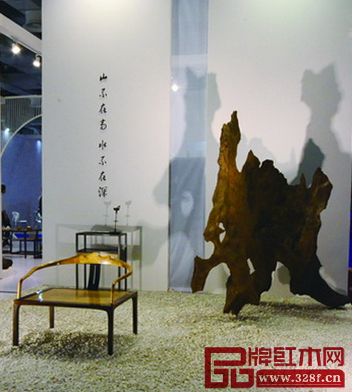 兩種材質(zhì)混搭的禪椅，上有山水下有沙石，禪意十足