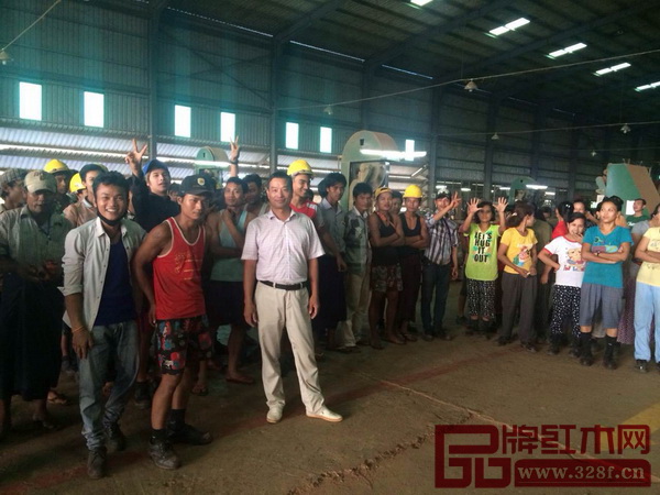 華夏一品董事長張國民與華夏一品位于緬甸的緬甸花梨開采基地員工合影 華夏一品董事長張國民與華夏一品位于緬甸的緬甸花梨開采基地員工合影