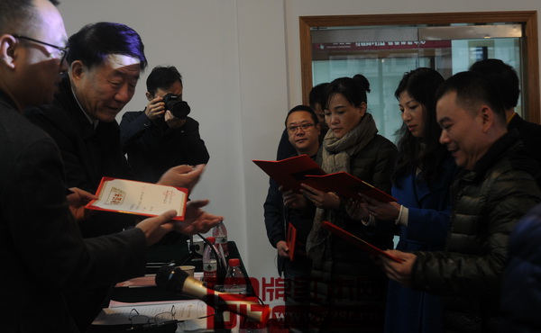 特邀嘉賓王佐書給“公益之星”企業(yè)頒獎 特邀嘉賓王佐書給“公益之星”企業(yè)頒獎