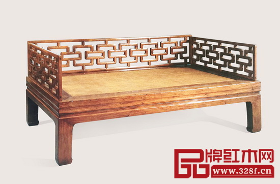 上圖為美國明代家具集團舊藏羅漢床,和2006年紐約蘇富比拍賣的《黃花梨曲尺羅漢床》有一個共同點是異常寬厚的床面邊抹,并且床圍子制法與香港兩依藏博物館收藏的《黃花梨方套環圍子羅漢床》相同,可能出自同一個地方 上圖為美國明代家具集團舊藏羅漢床,和2006年紐約蘇富比拍賣的《黃花梨曲尺羅漢床》有一個共同點是異常寬厚的床面邊抹,并且床圍子制法與香港兩依藏博物館收藏的《黃花梨方套環圍子羅漢床》相同,可能出自同一個地方