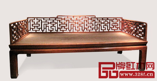 2012年“鑿枘工巧——古代臥具展”展出的一件羅漢床，床圍子以攢斗方式做成福壽紋圖案，這種工藝對工匠水平要求很高