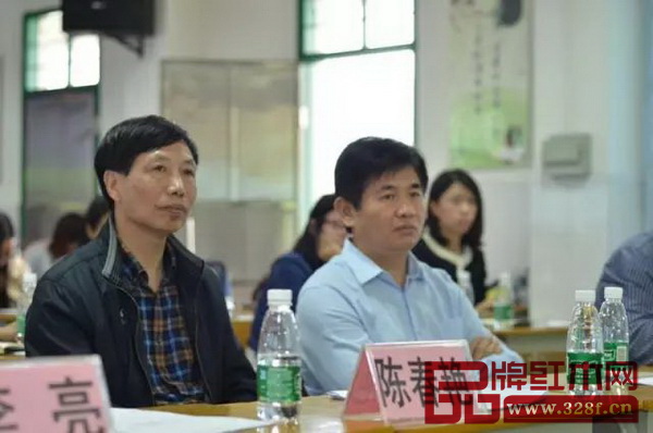 中山市教育局教研室副主任陳春艷（左）出席了“大涌紅木文化資源融入小學語文綜合性學習的研究”市級立項課題開題報告會，并作了現場指導