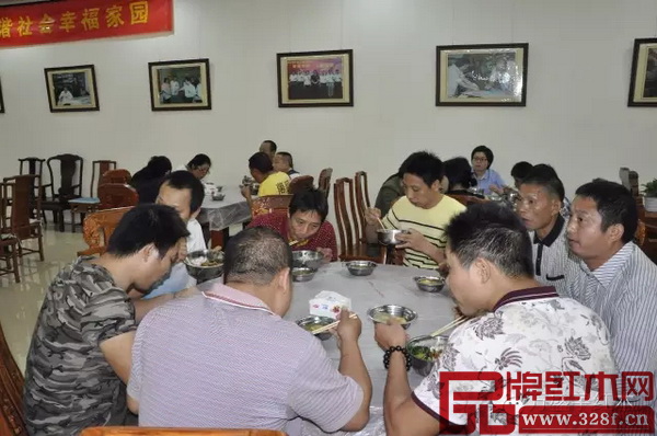作為文化講座的內容之一,萬盛宇紅木的員工正在享用美味的素食宴 作為文化講座的內容之一,萬盛宇紅木的員工正在享用美味的素食宴