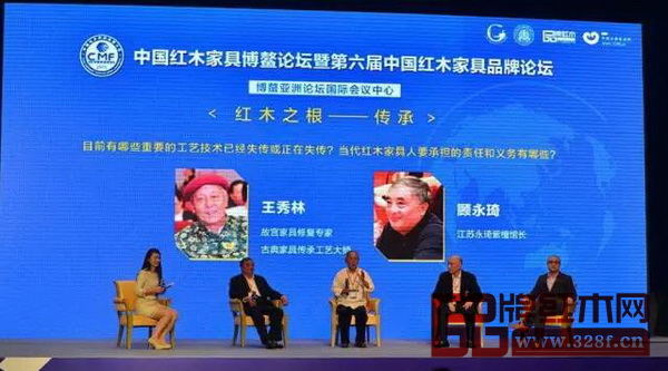 中國紅木家具博鰲論壇首輪開啟“紅木之根：傳承”的討論，由全聯藝術紅木家具專委會副秘書長、弘木傳媒總經理助理舒鋆鋆（左一）主持，古典家具傳承工藝大師王秀林（中）、深圳泰和園董事長邵湘文（右二）、江蘇南通永琦紫檀藝術館館長顧永琦（左二）、東陽卓木王紅木總經理杜長江（右一）進行討論