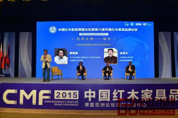 第二輪“紅木之創：設計”論壇由資深媒體人王周（左一）主持，圍繞行業比較關注的設計問題，邀請中南林業科技大學博士生導師胡景初（右二）、東陽明清居董事長金彪云（右一）、東莞戴為紅木總裁戴愛國（左二）進行討論