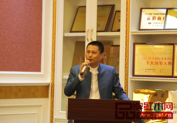 中山市家具商會會長、紅古軒總經理吳赤宇在座談會上致歡迎詞