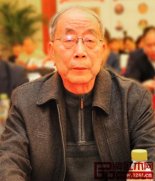 中國紅木家具技術專家、《紅木家具通用技術條件》標準主要起草人、全聯藝術紅木家具專委會專家顧問曹新民 中國紅木家具技術專家、《紅木家具通用技術條件》標準主要起草人、全聯藝術紅木家具專委會專家顧問曹新民