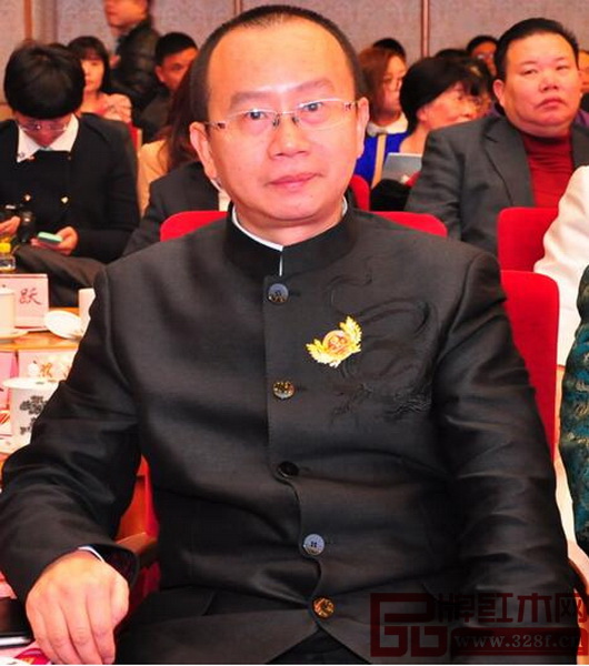 故宮博物院副研究員、明清宮廷家具專家、全聯藝術紅木家具專委會專家顧問周京南 故宮博物院副研究員、明清宮廷家具專家、全聯藝術紅木家具專委會專家顧問周京南