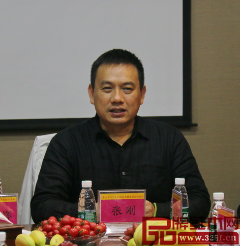 中山市工藝美術協(xié)會會長張剛介紹木雕專業(yè)委員會的各項籌建工作進展情況 中山市工藝美術協(xié)會會長張剛介紹木雕專業(yè)委員會的各項籌建工作進展情況