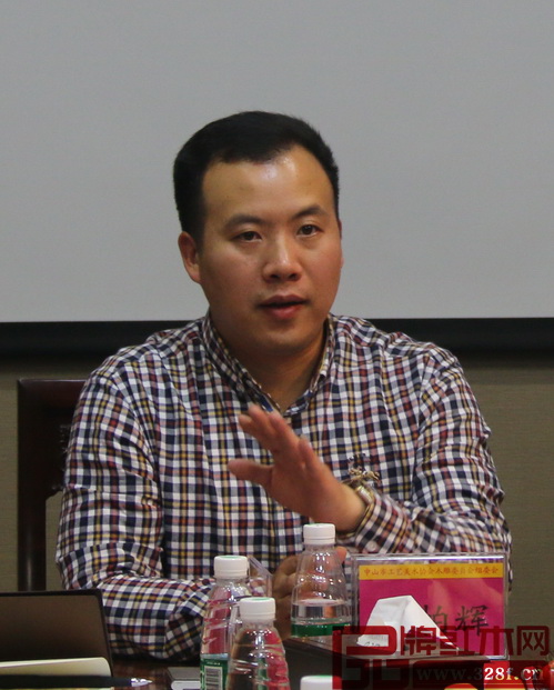 中山市大涌鎮(zhèn)經信局副局長朱柏輝發(fā)表講話 中山市大涌鎮(zhèn)經信局副局長朱柏輝發(fā)表講話