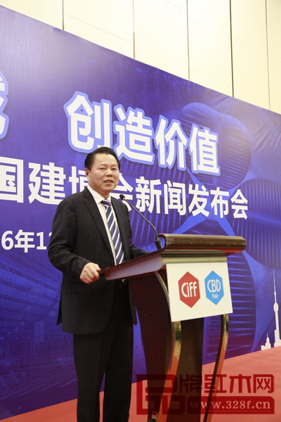 全國(guó)工商聯(lián)常委、家具裝飾業(yè)商會(huì)會(huì)長(zhǎng)丁佐宏在中國(guó)家博會(huì)和建博會(huì)的新聞發(fā)布會(huì)上發(fā)言